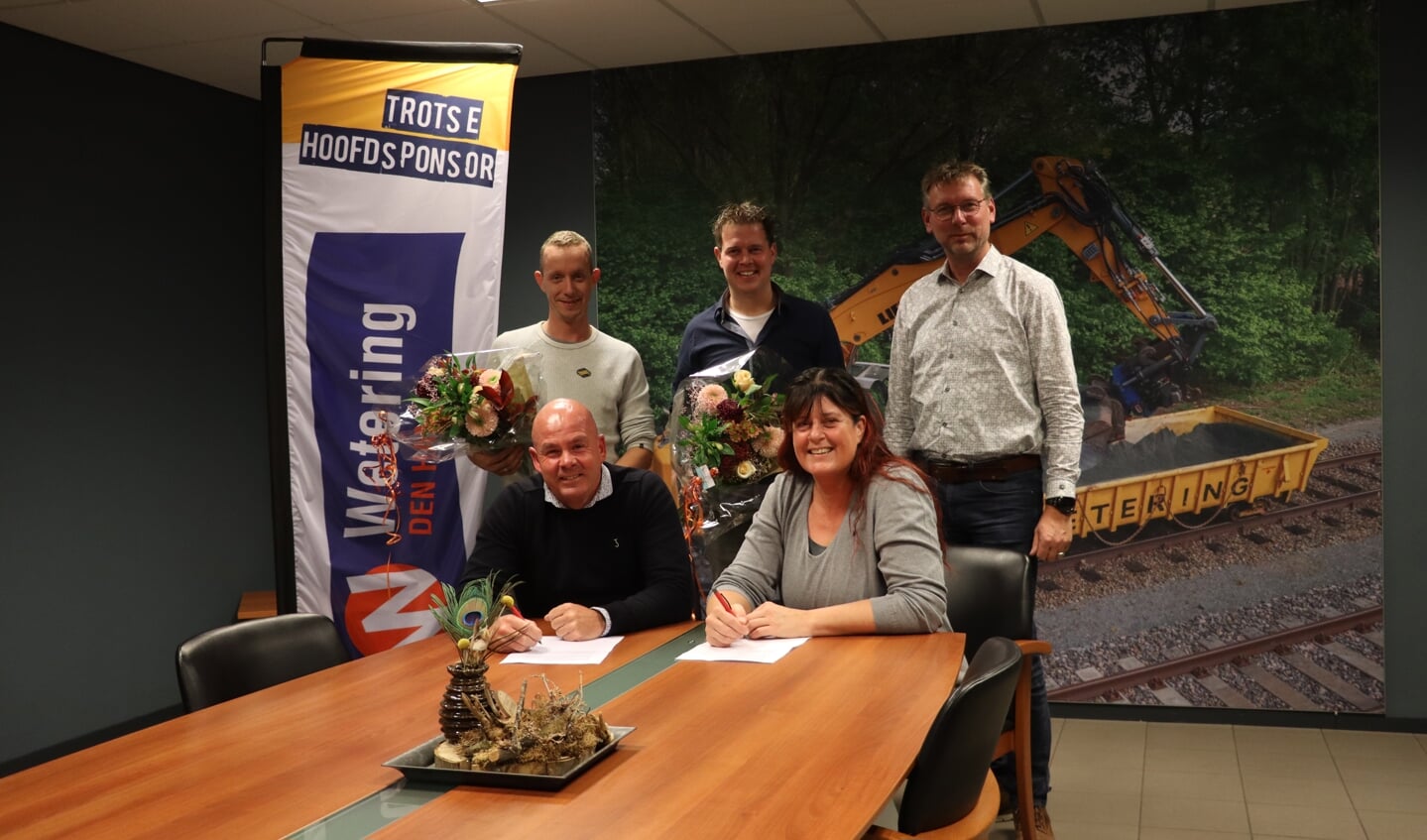Op de foto ondertekenen: Roel Hagedoorn (Wetering BV) en Jolanda Schutte (voorzitter HVC). Staand van links naar rechts: John Wetering, Joeri Pol, Roland Flim (HVC).