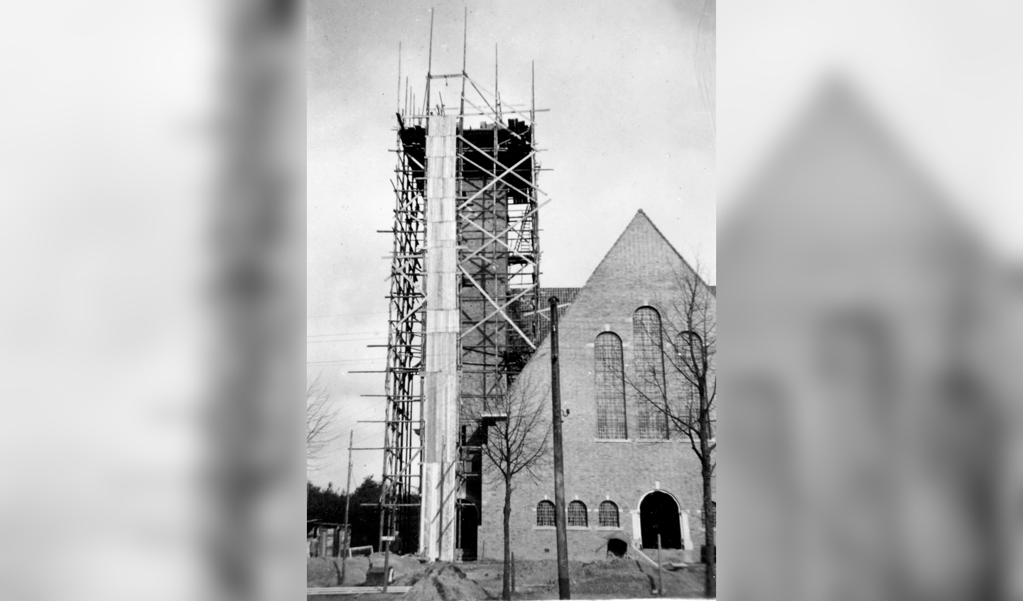De bouw van een grote Nederlands Hervormde kerk te Ermelo in het jaar 1938.