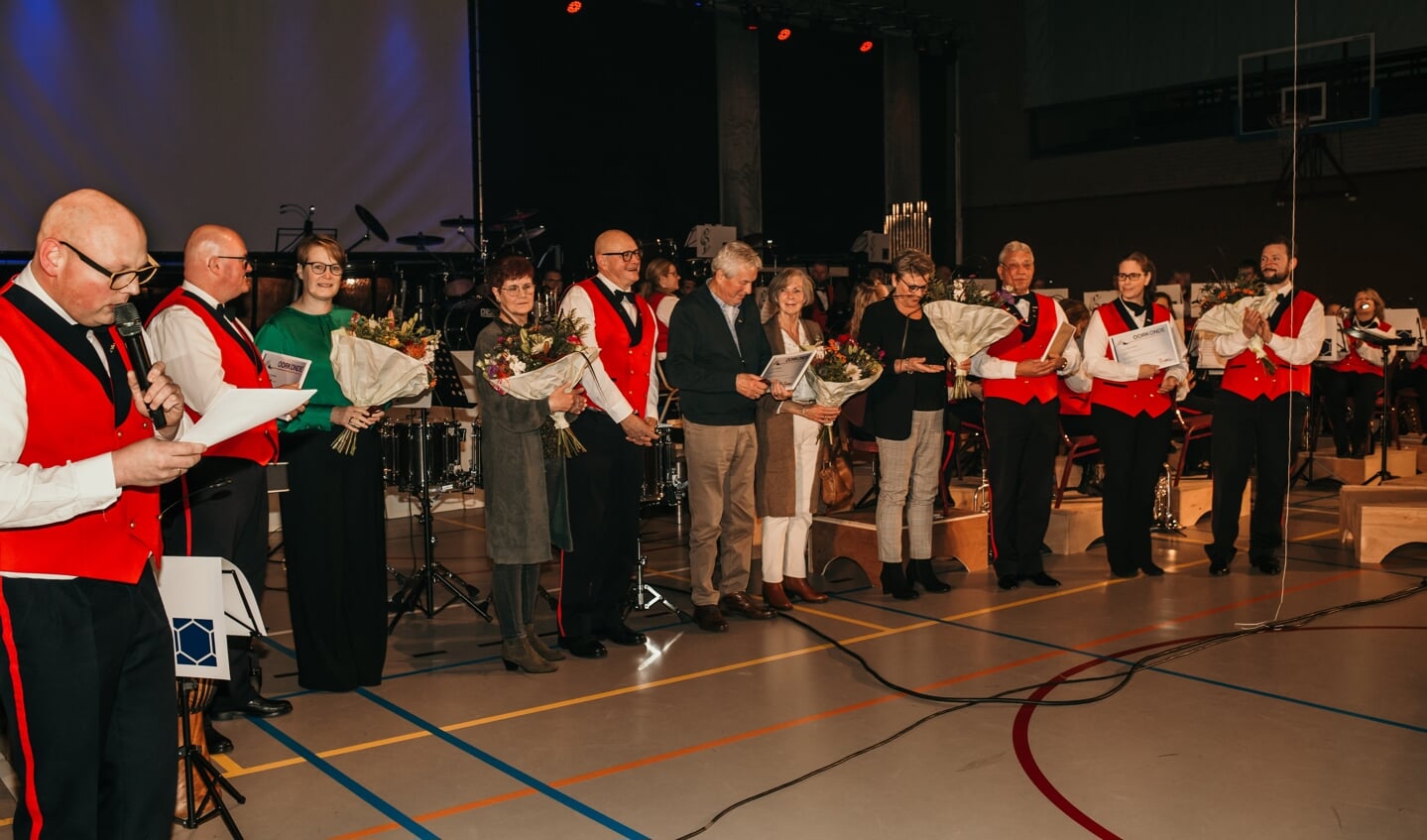 De jubilarissen op de foto van links naar rechts; Raymond Berghuis, Jan Alberts, Roelf Bakhuis, Joop Snippe, Daphne Mensen en hun partners.