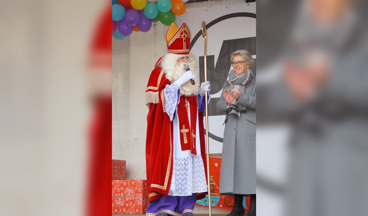 Sinterklaas en burgemeester Doret Tigchelaar.