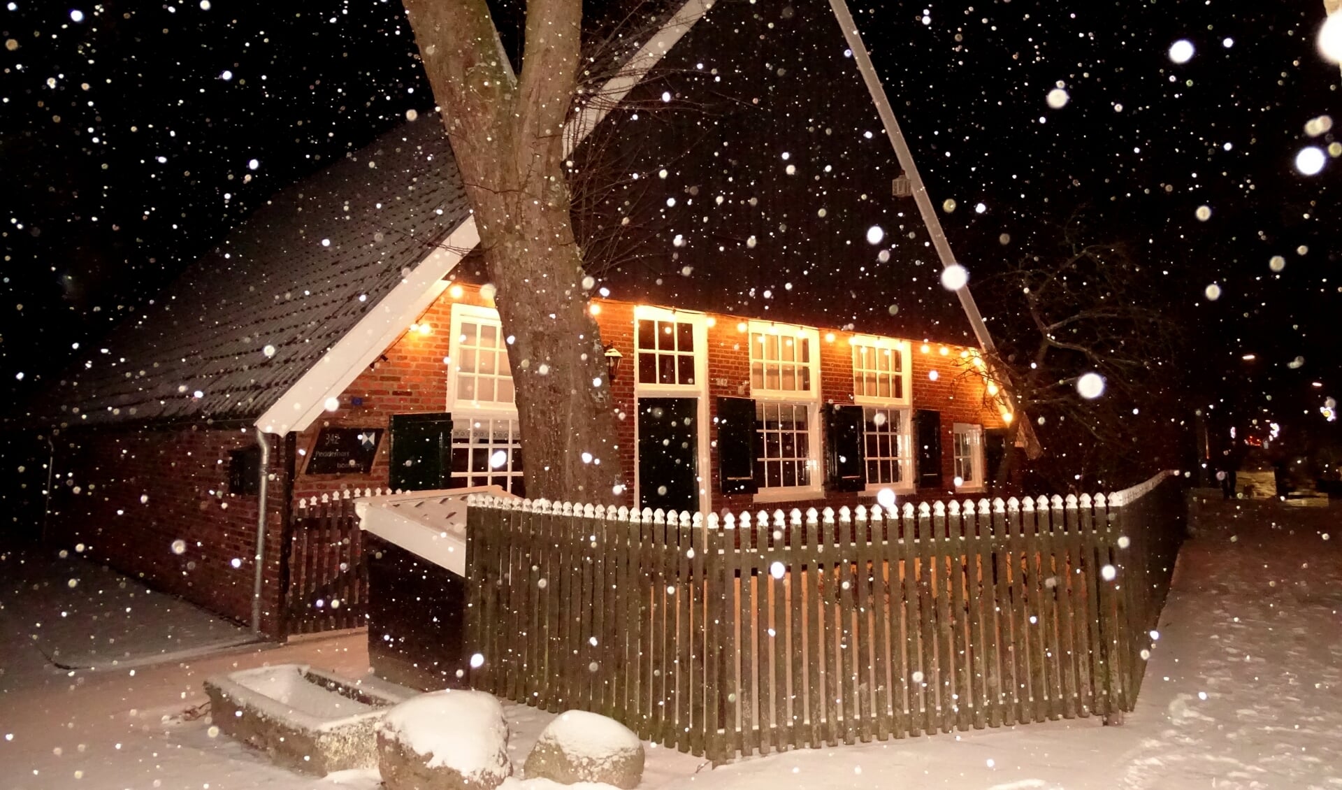 De Peddemorsboerderij wordt in kerstsfeer aangekleed, de sneeuw is er al.