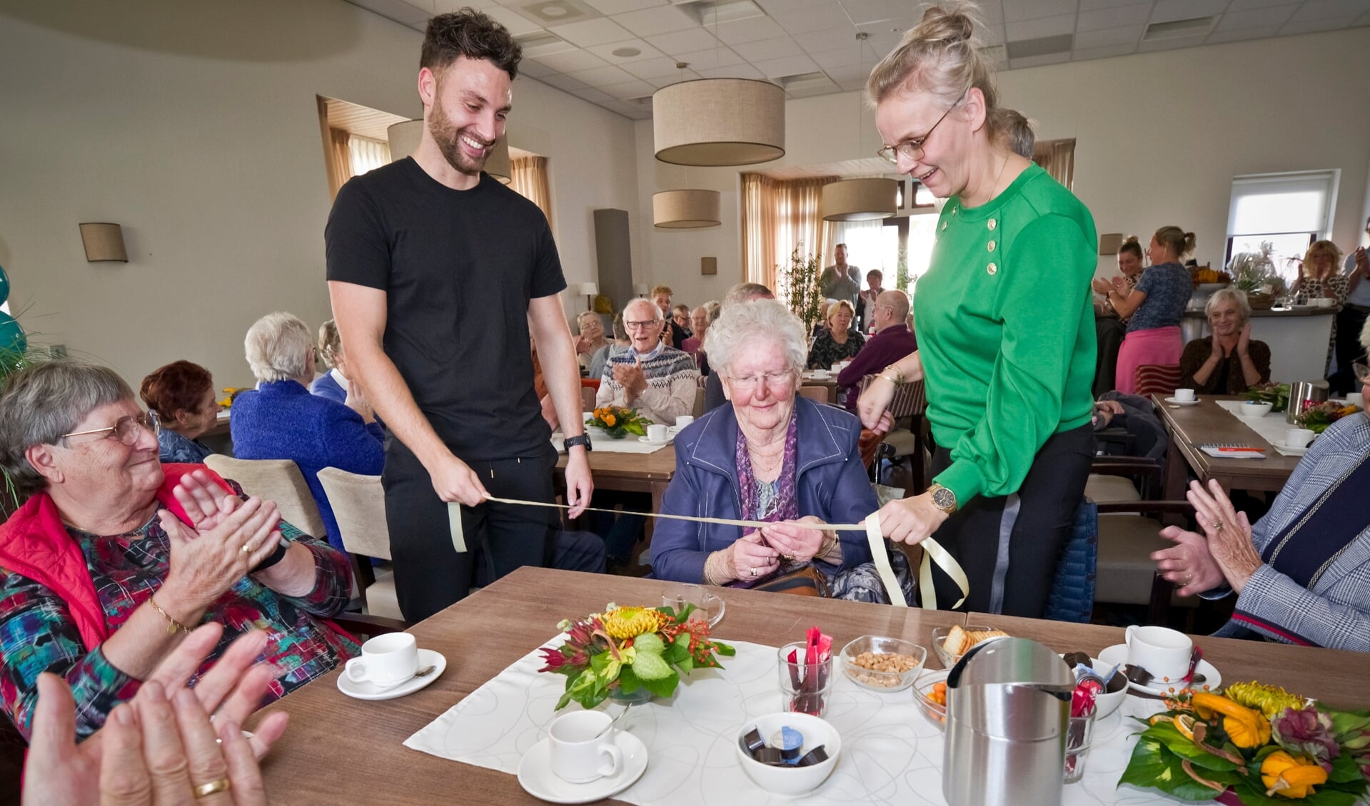 De openingshandeling, verricht door de oudste bewoonster van ’t Wedervoort, mevrouw Snijder-Smid geassisteerd door Nicole Pluimers en Lars Beuzel.