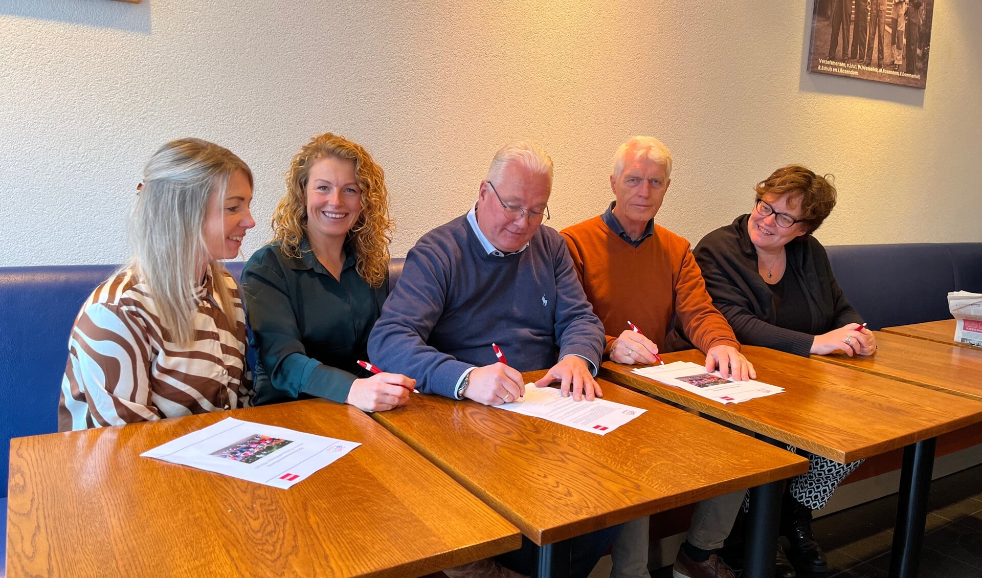 Van links naar rechts Anne-Mary Lohuis, Dorien Willems, Ard Schuitert, Jan Willems en ienge Oude Mulders. Met een HEMA-pen worden de handtekeningen gezet. 