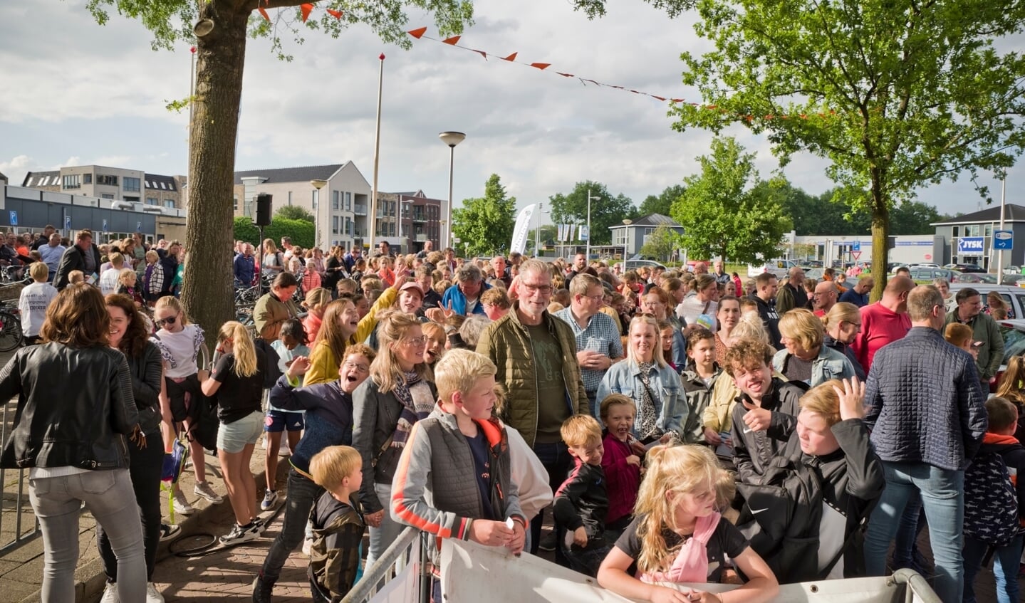 Avondvierdaagse in Wierden populairder dan ooit: vrijdag ruim 1.300 deelnemers