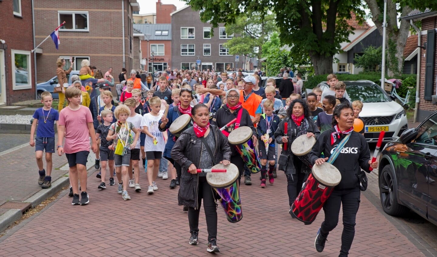 Avondvierdaagse in Wierden populairder dan ooit: vrijdag ruim 1.300 deelnemers