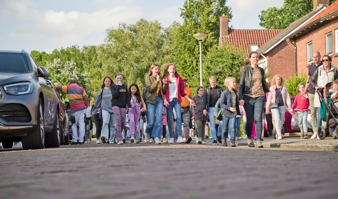 Avondvierdaagse in Wierden populairder dan ooit: vrijdag ruim 1.300 deelnemers