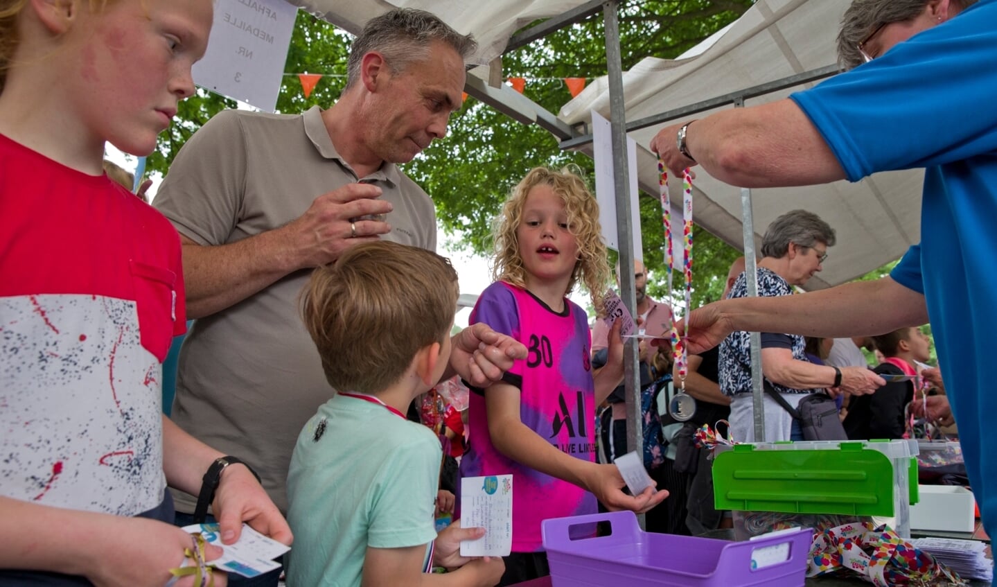 Avondvierdaagse in Wierden populairder dan ooit: vrijdag ruim 1.300 deelnemers