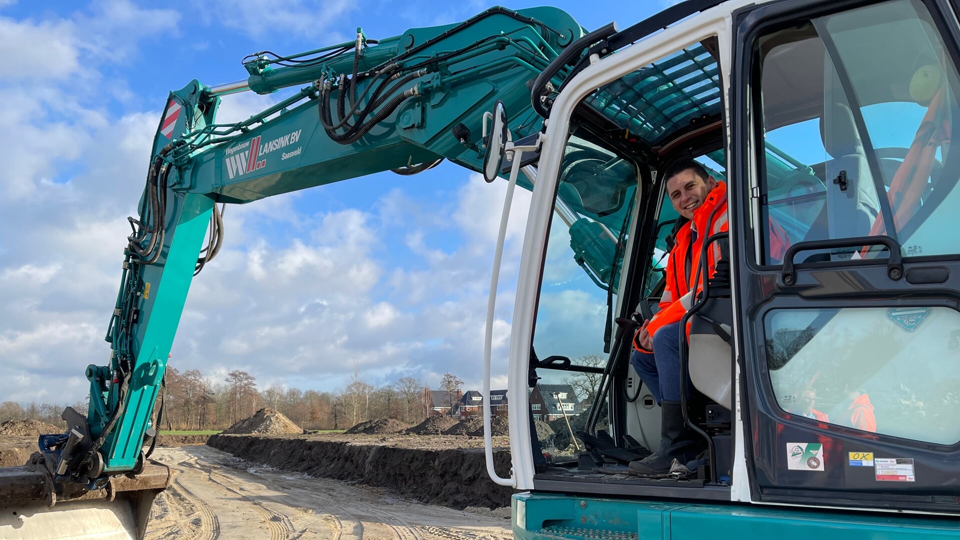 Wethouder Gertjan ten Brinke geeft het startsein voor het bouwrijp maken van de tweede fase van wijk De Berghorst in Enter.
