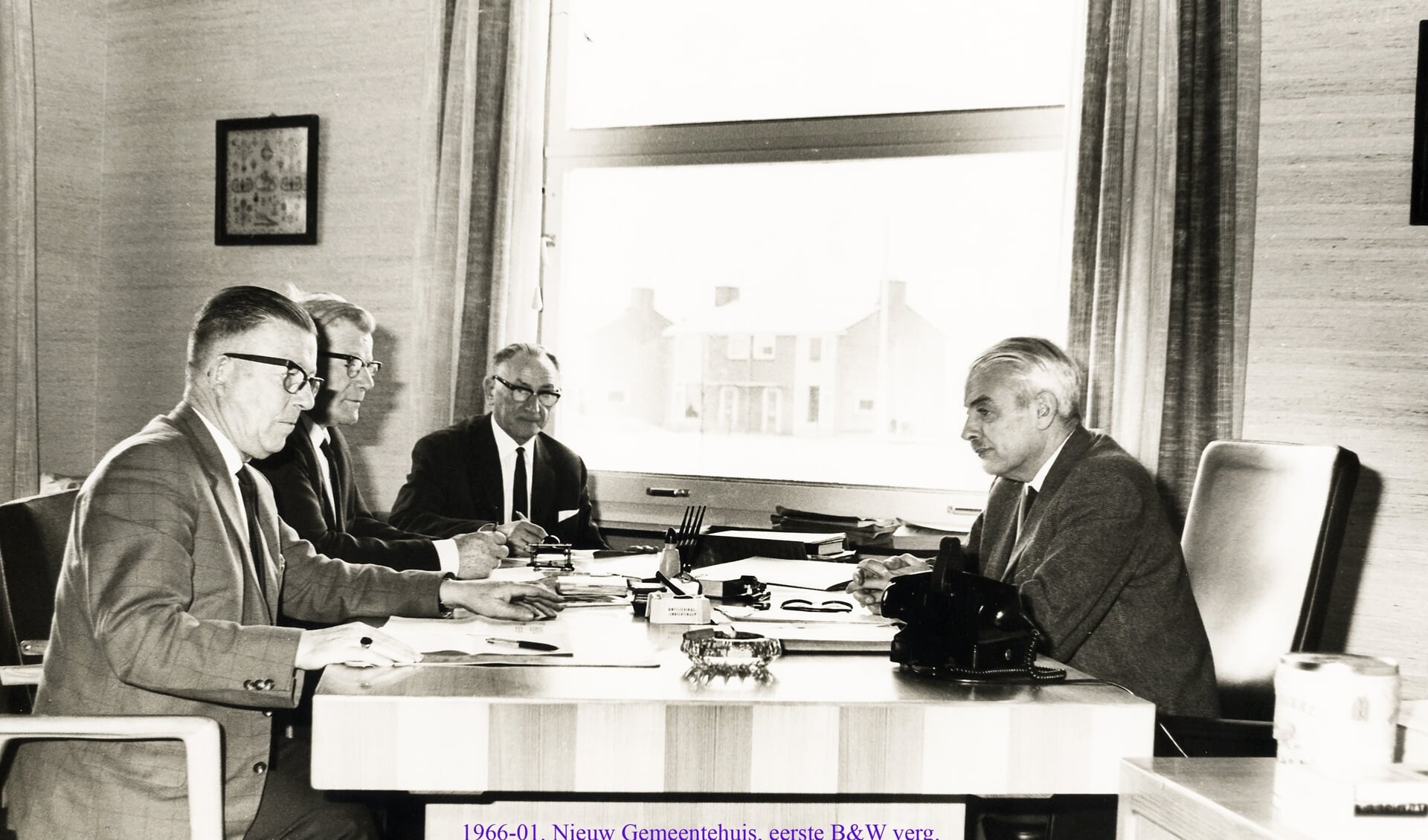 De eerste vergadering van Burgemeester en Wethouders in het nieuwe gemeentehuis 1966. V.l.n.r. De wethouders Otten en Kampman en gemeentesecretaris Schipper en burgemeester Maaldrink.