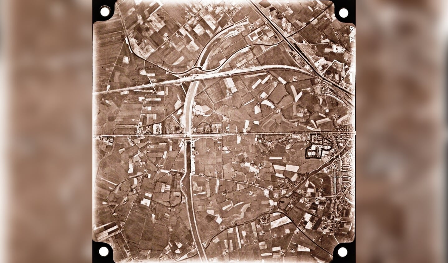 Een bovenaanzicht van het kanaal rond 1950.