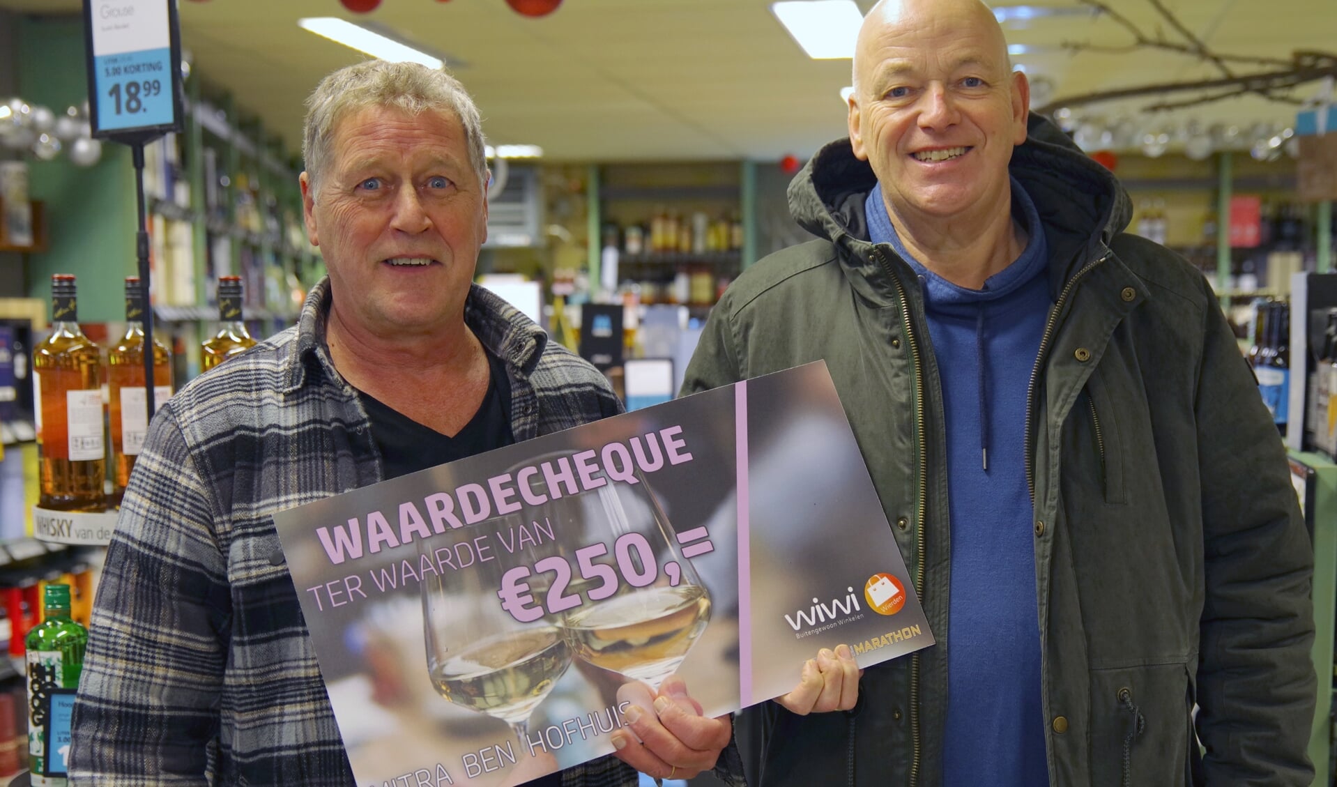 Ben Hofhuis van Mitra Wierden geeft Martin Schutteman de waardecheque.