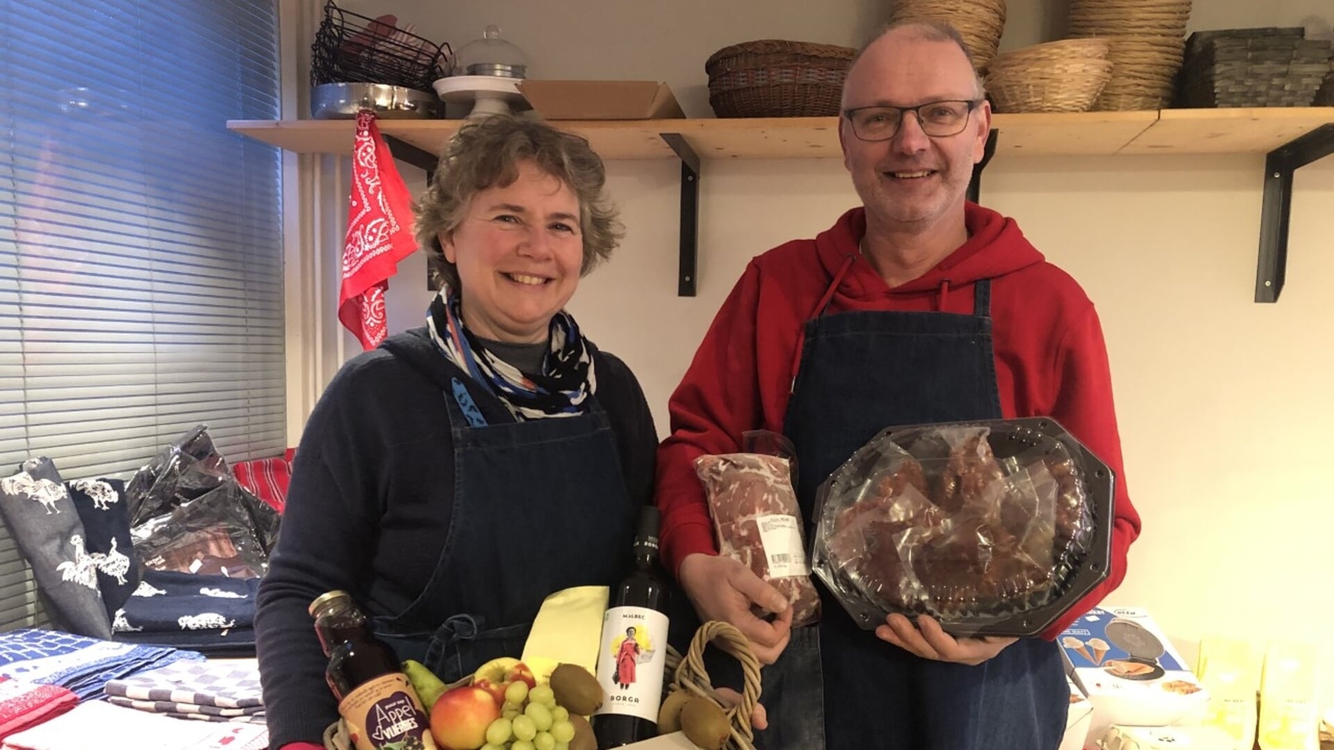 Boerin Gerda Briene en haar man Johan met enkele producten die in hun boerderijwinkel verkrijgbaar zijn.