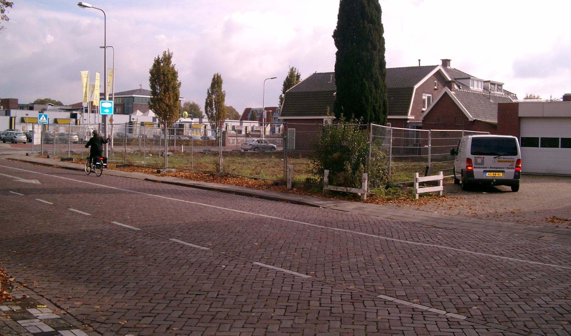 De lege plek op de hoek Boomkamp-Molenstalweg waar Hotel Tijhuis stond dat in 2003 werd afgebroken. 