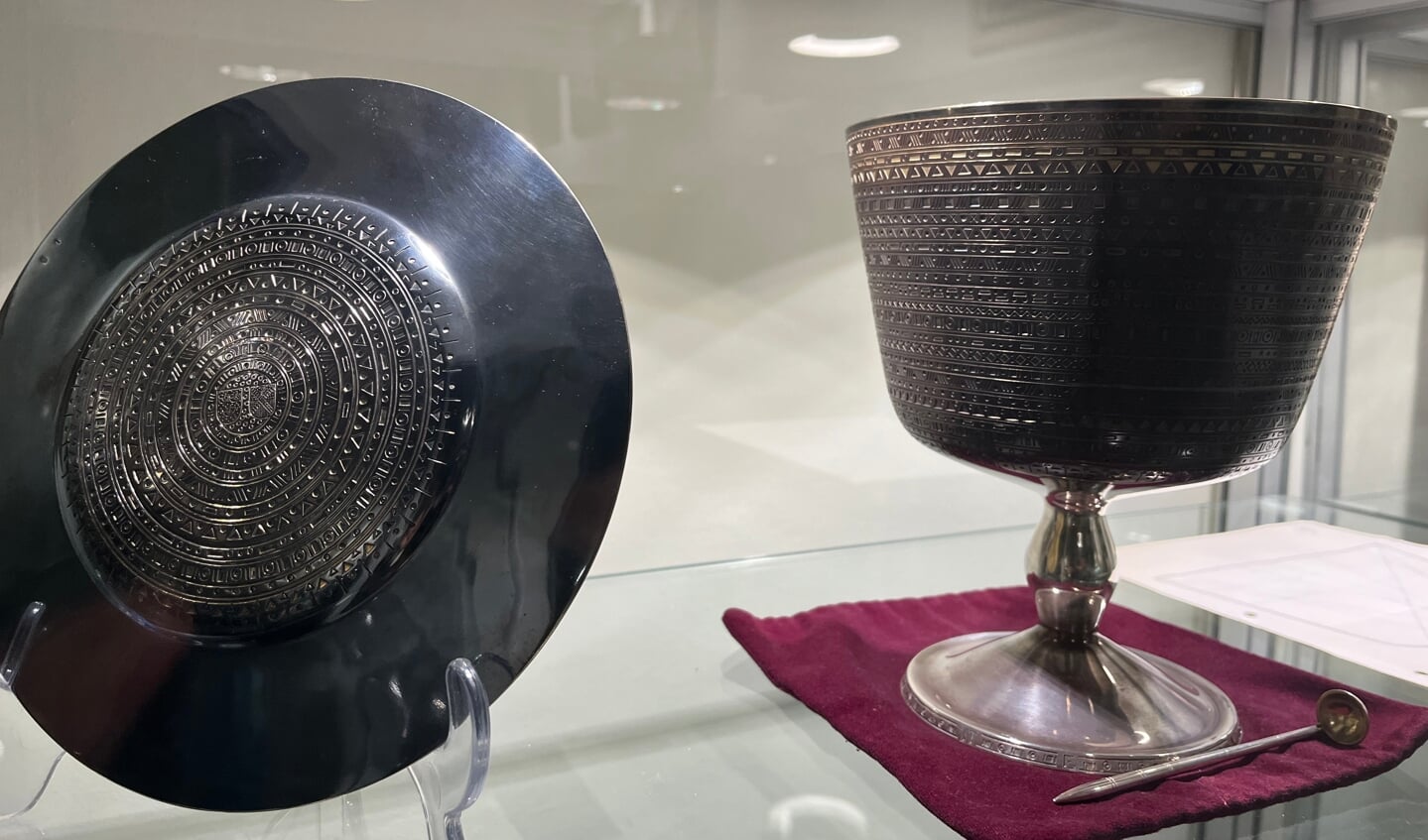 Zilveren miskelk en plateel met Etruskische versieringen. 