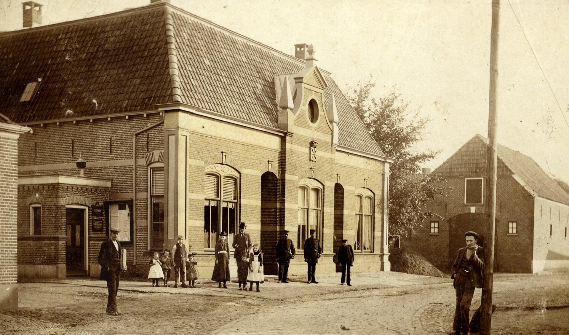 Het oude Wierdense gemeentehuis geopend in 1884.
