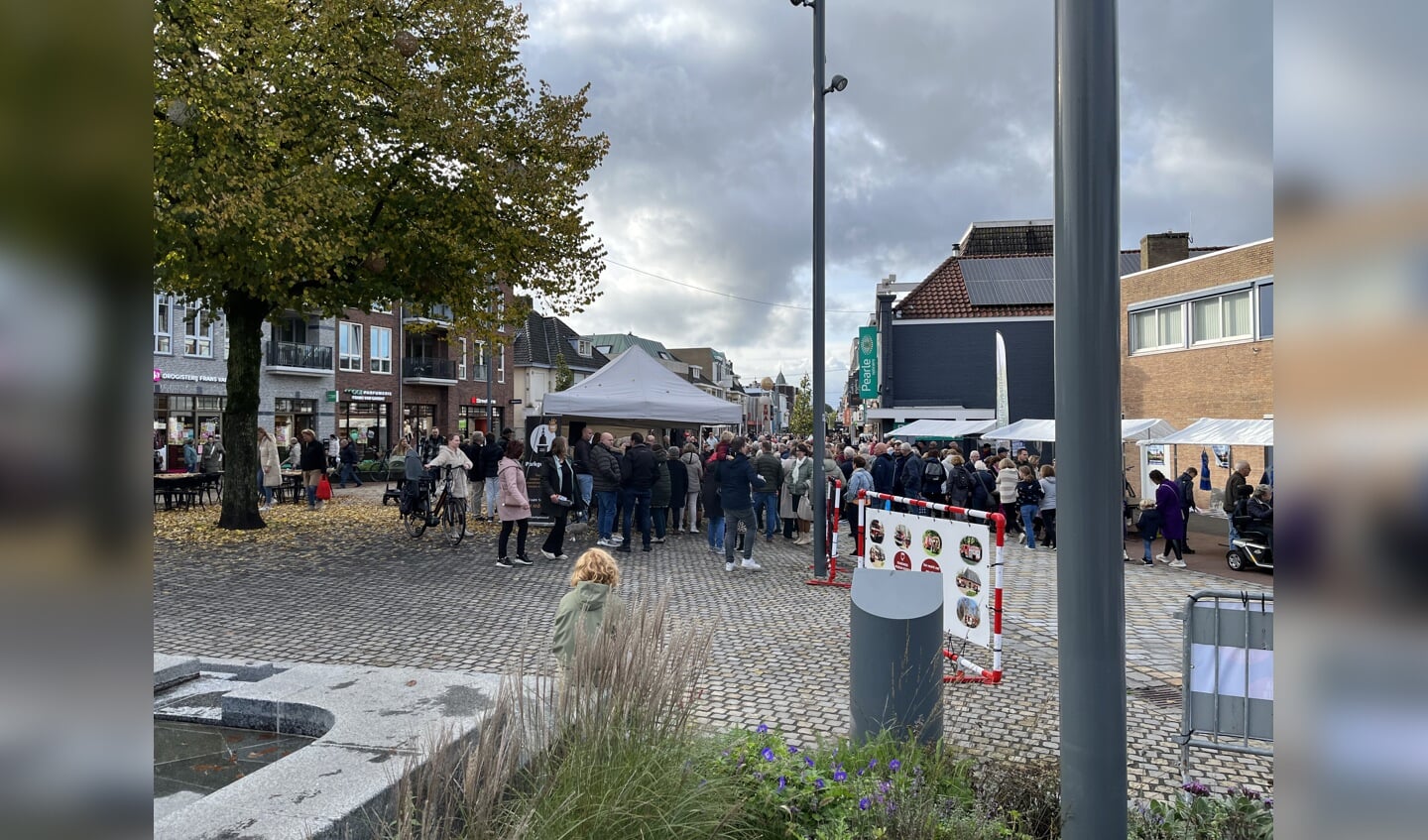 Ook veel activiteit op het plein voor café Spekhorst op de kop van de Grotestraat.