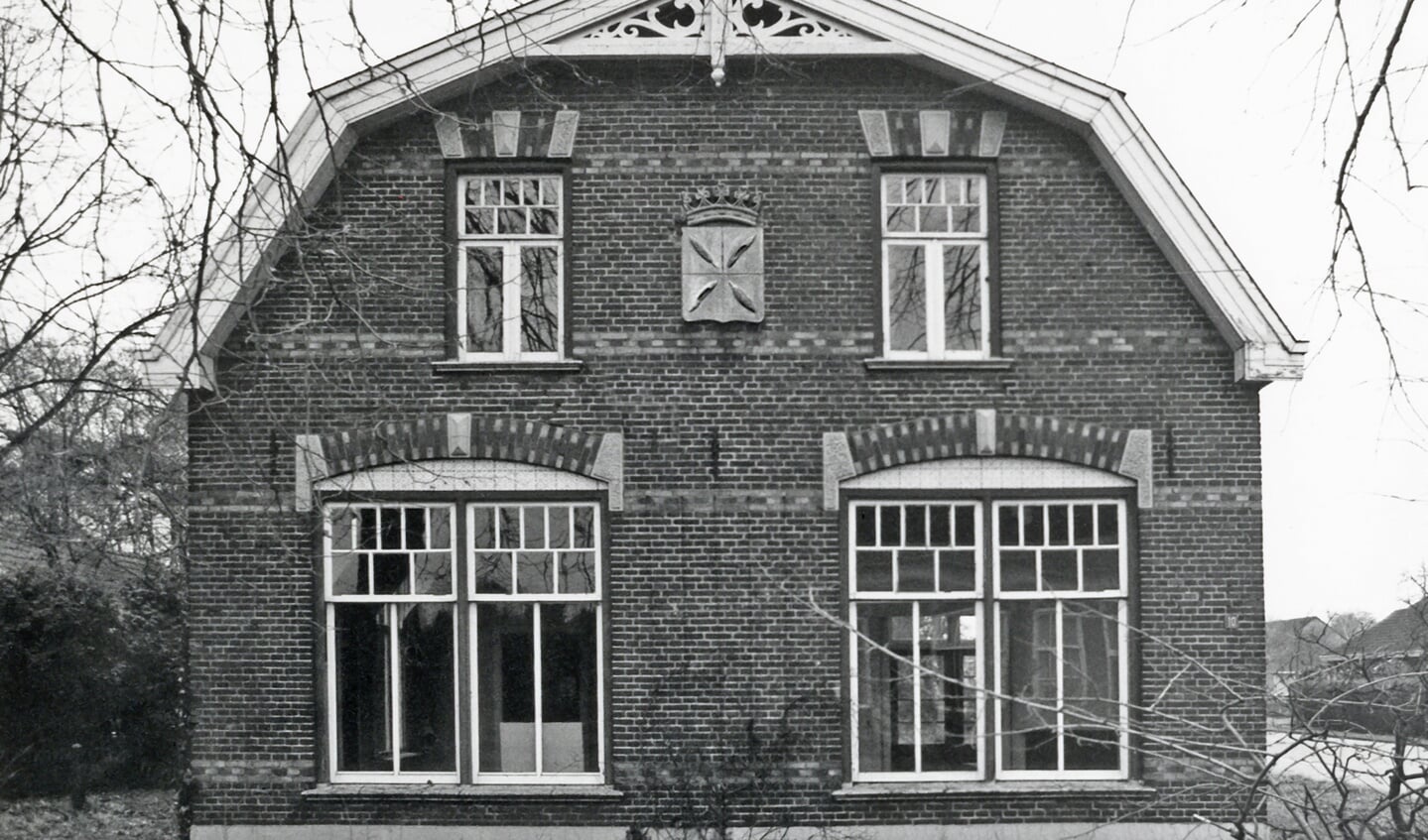 Het oude gemeentelokaal in Enter geopend in 1879.