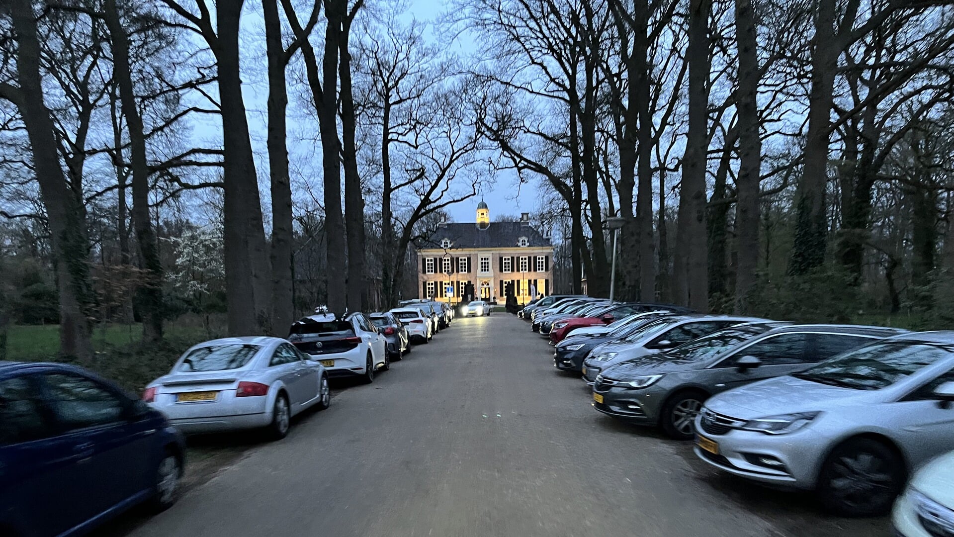 Parkeren ter weerszijden van de Kasteellaan zal in de toekomst niet meer mogen.