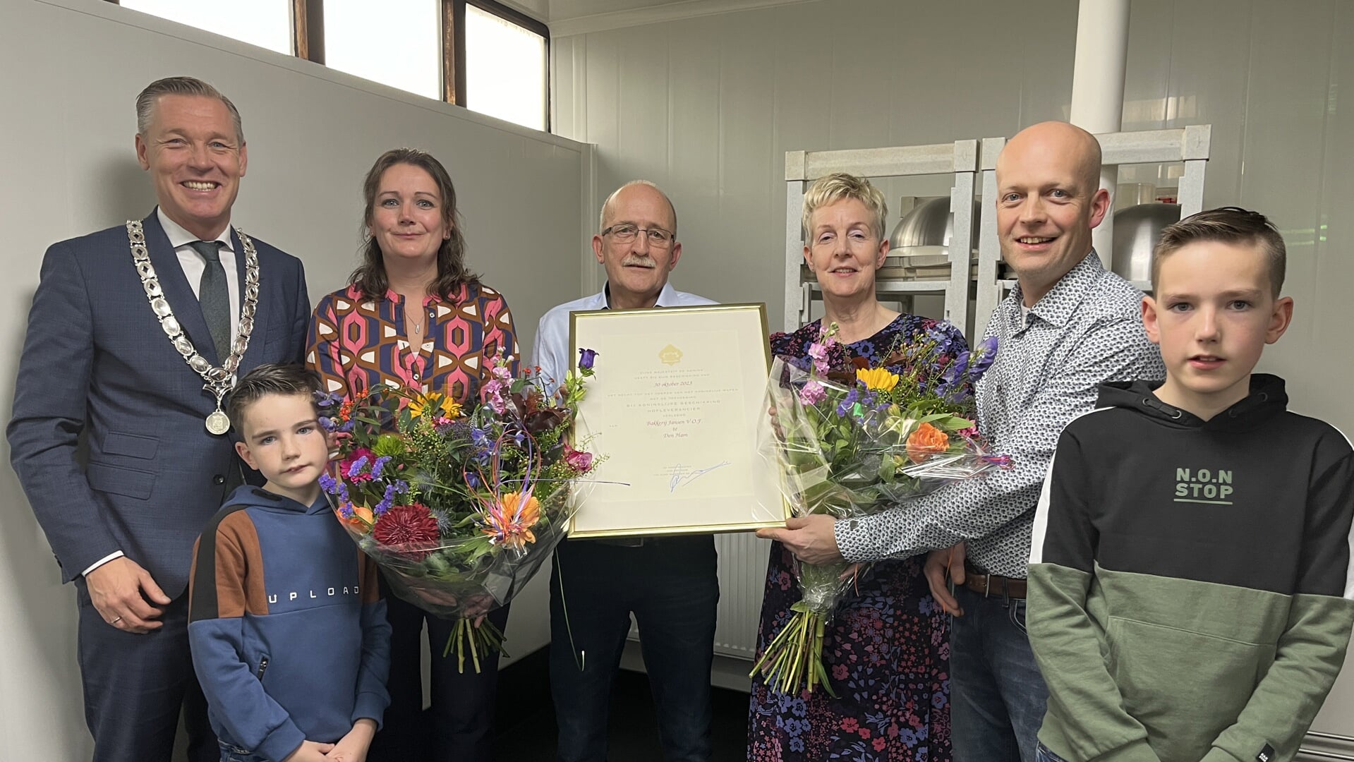 Burgemeester Broekhuizen en de familie Jansen.