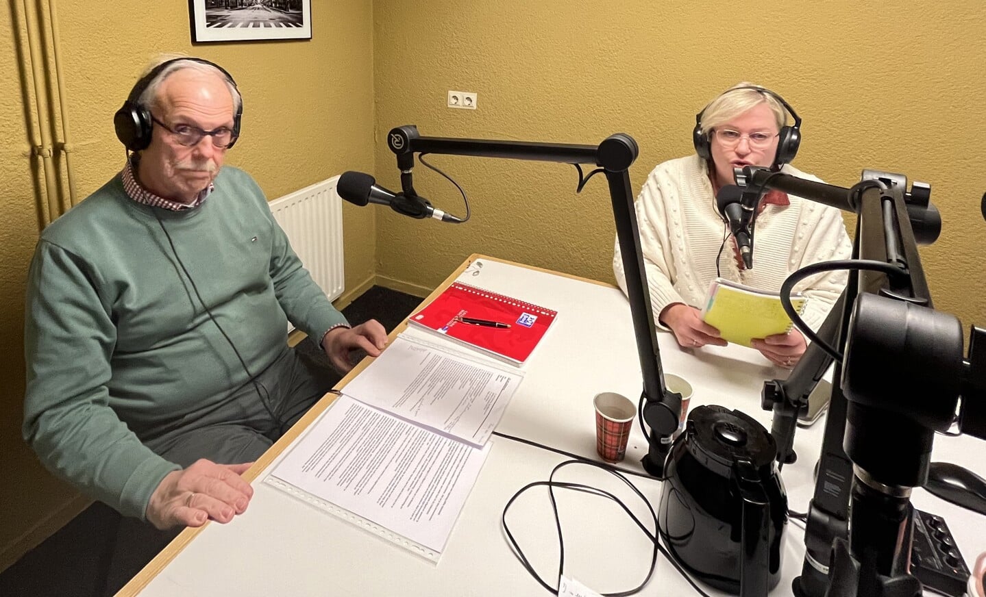 Jacob van Lindenberg (links) in de studio bij PlatZat van Radio 350. Rechts Anja Brok van PlatZat. 