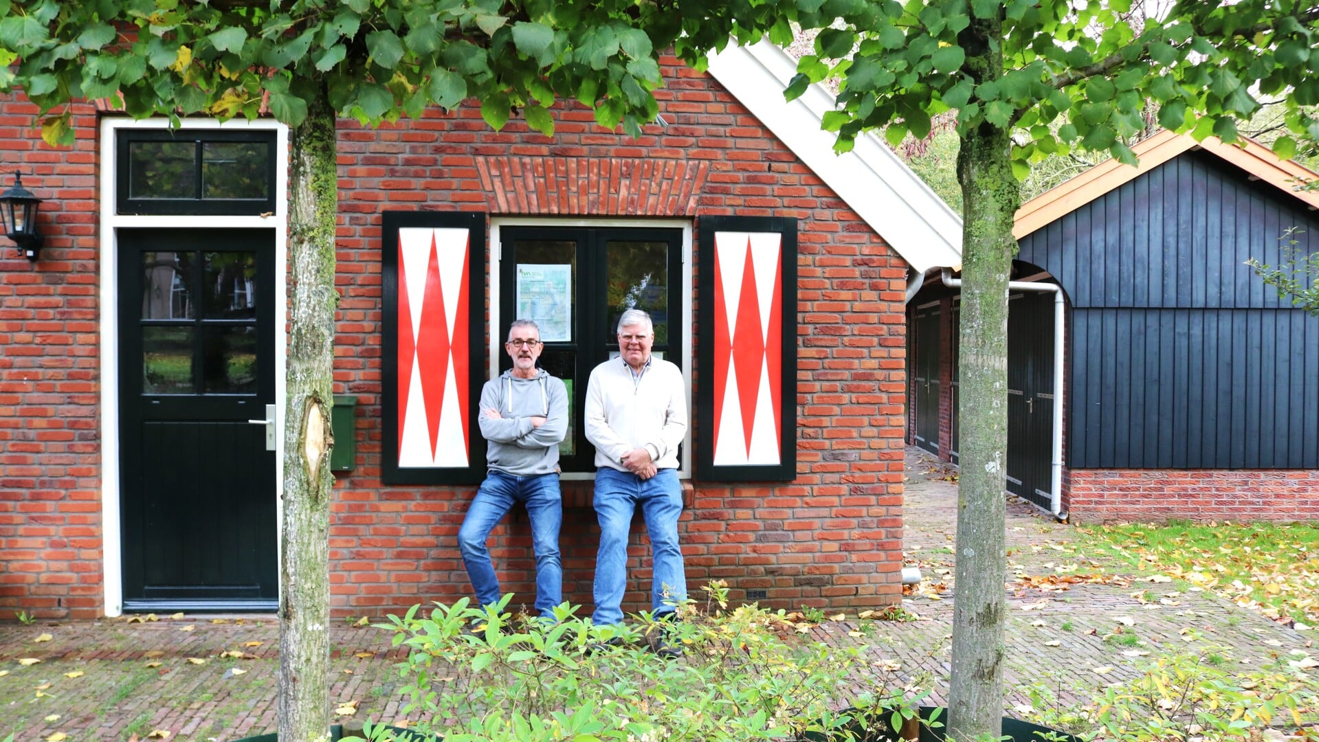 Voorzitter Wim Baan (links) en secretaris Joop Kamperman van het IVN voor de Hobbyboerderieje op de hoek Albertsdijk-Oosterhofweg.