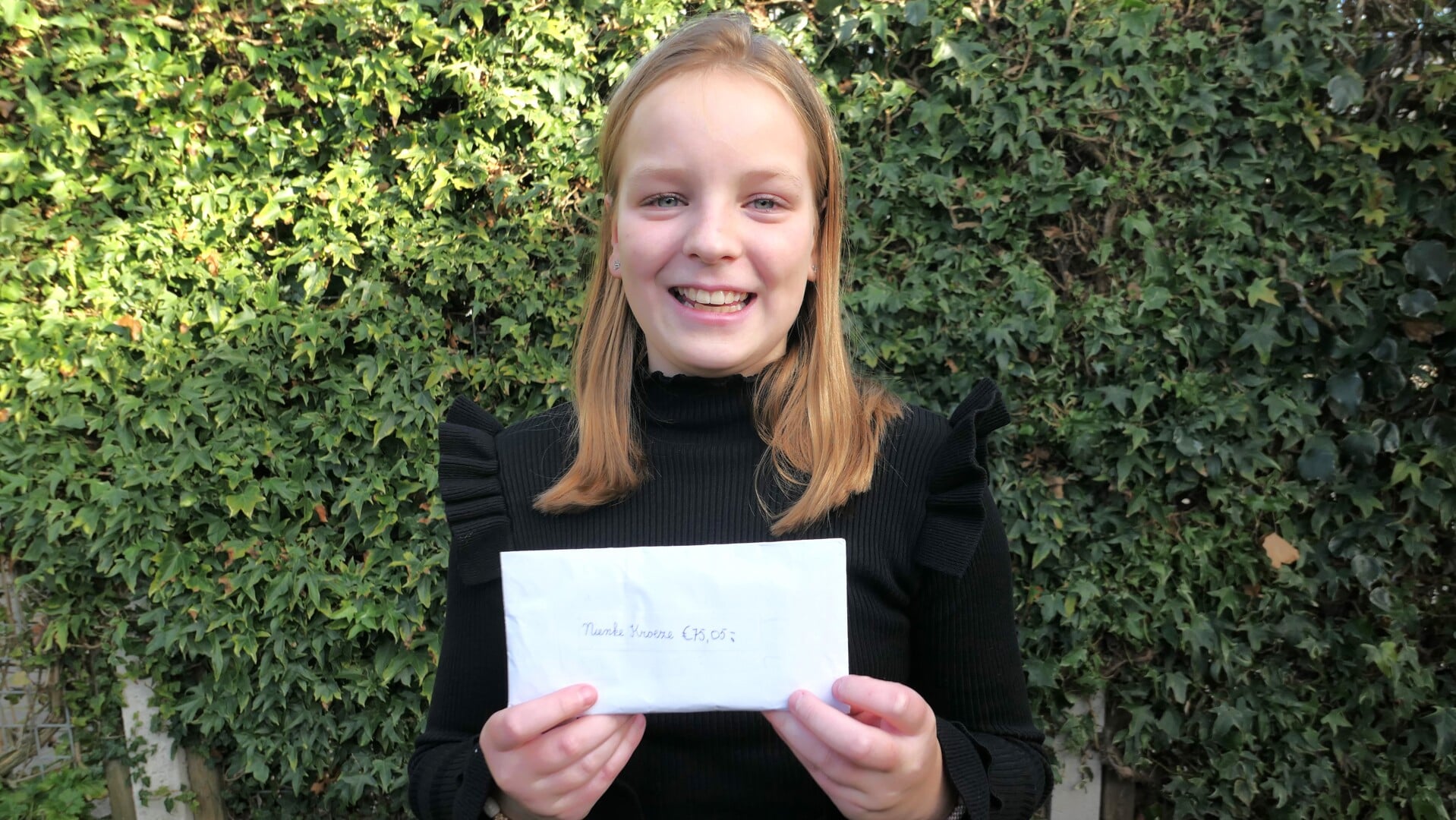 Nienke toont de envelop met inhoud, 75,05 euro om precies te zijn.
