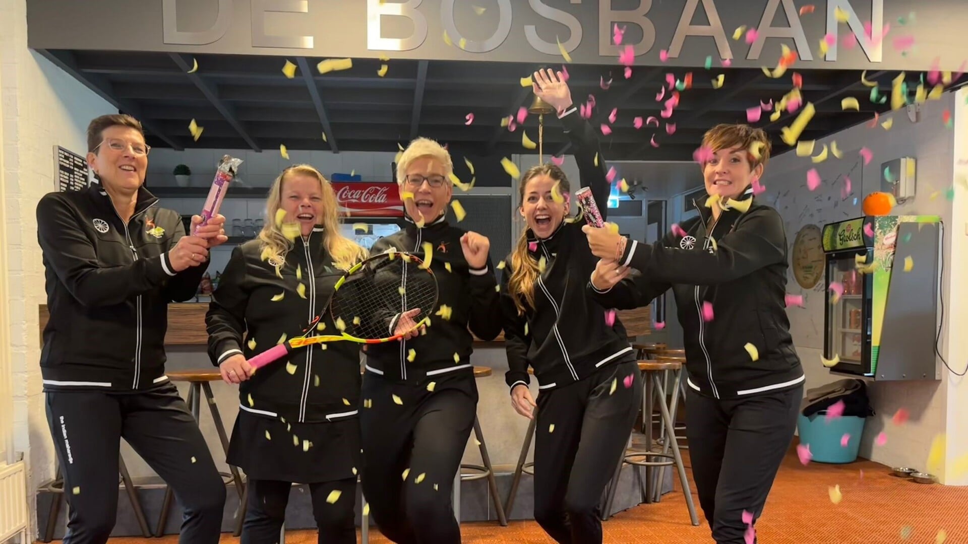 Op de foto staan Maureen Hoekstra, Renate de Groot, Alice Faber, Bettine Slotman en Heidi Dogger.