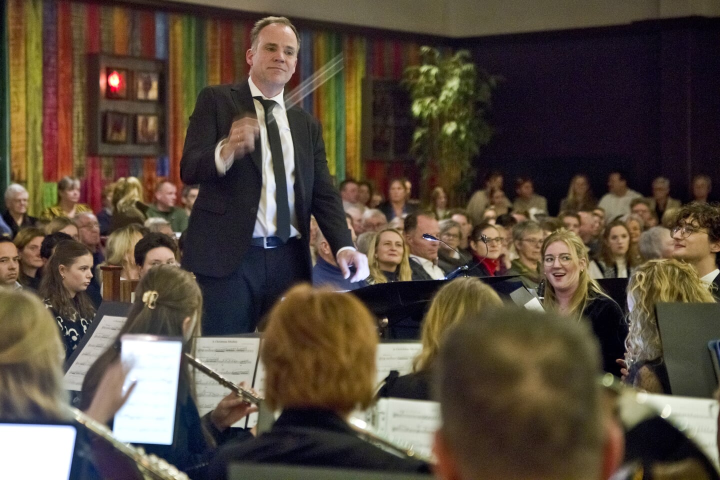 Dirigent Egbert van Groningen.