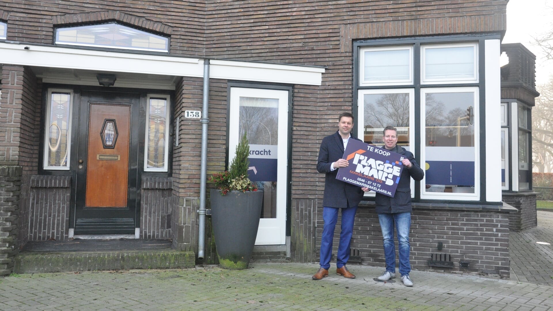 Makelaars Henri Nieuwenhuis (links) en Leon Woertman voor het nieuwe pand van Plaggemars Makelaars aan de Wierdensestraat 138 in Almelo.