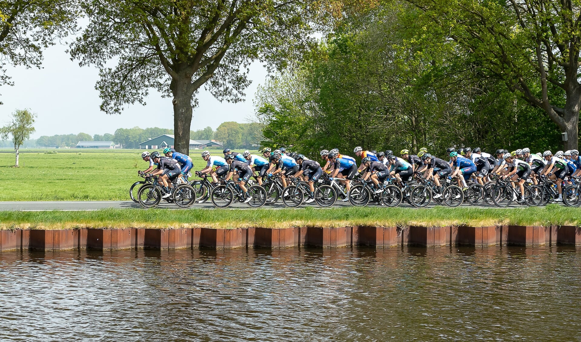 Pakweg 180 wielrenners staan zaterdag 6 mei 2023 om 12.00 uur bij het Parkgebouw in Rijssen aan de start van ‘Overijssels Mooiste’. 