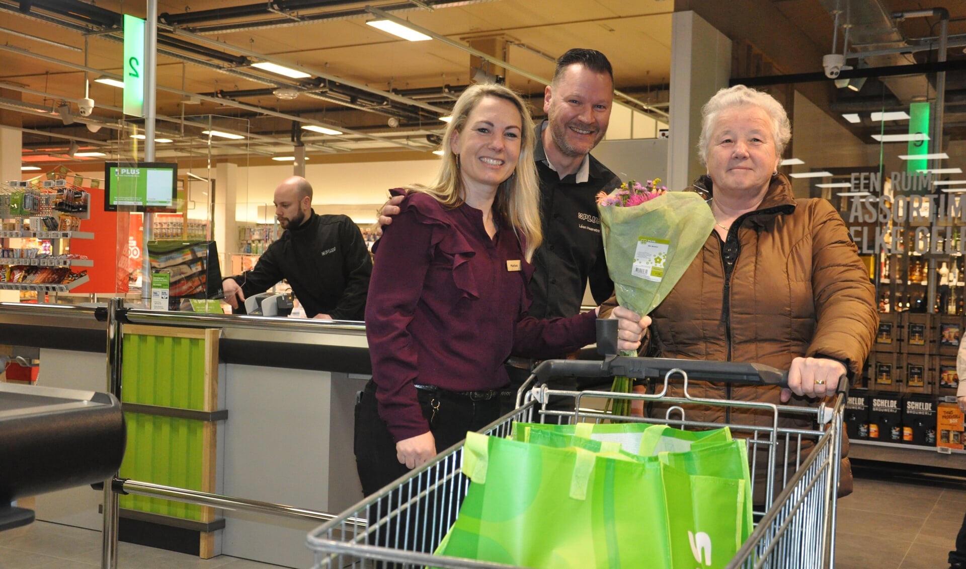 Léon en Marloes Haanstra feliciteren Janny Raamsteeboers, die als eerste een minuut gratis mocht winkelen in de vernieuwde Plus.