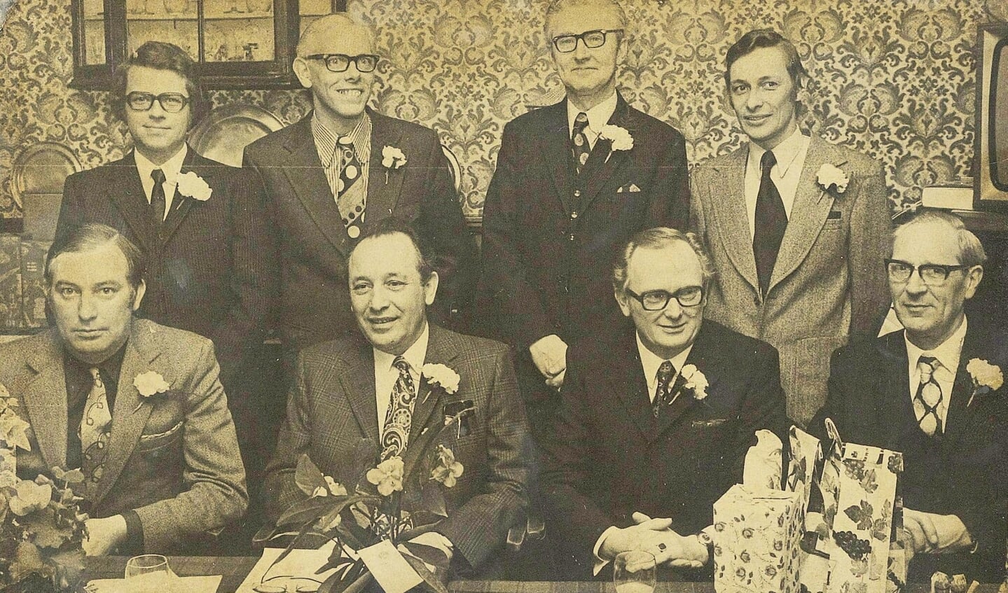 HABI bestuursleden in 1973. Van links naar rechts: Staand : Teun van Dam, Herman Zandvoort, B. Eshuis, Jan Muller Zittend : G.J. Dangremond, Ies de Lange, J. Th. Gijsbers, G. Brunnekreef.