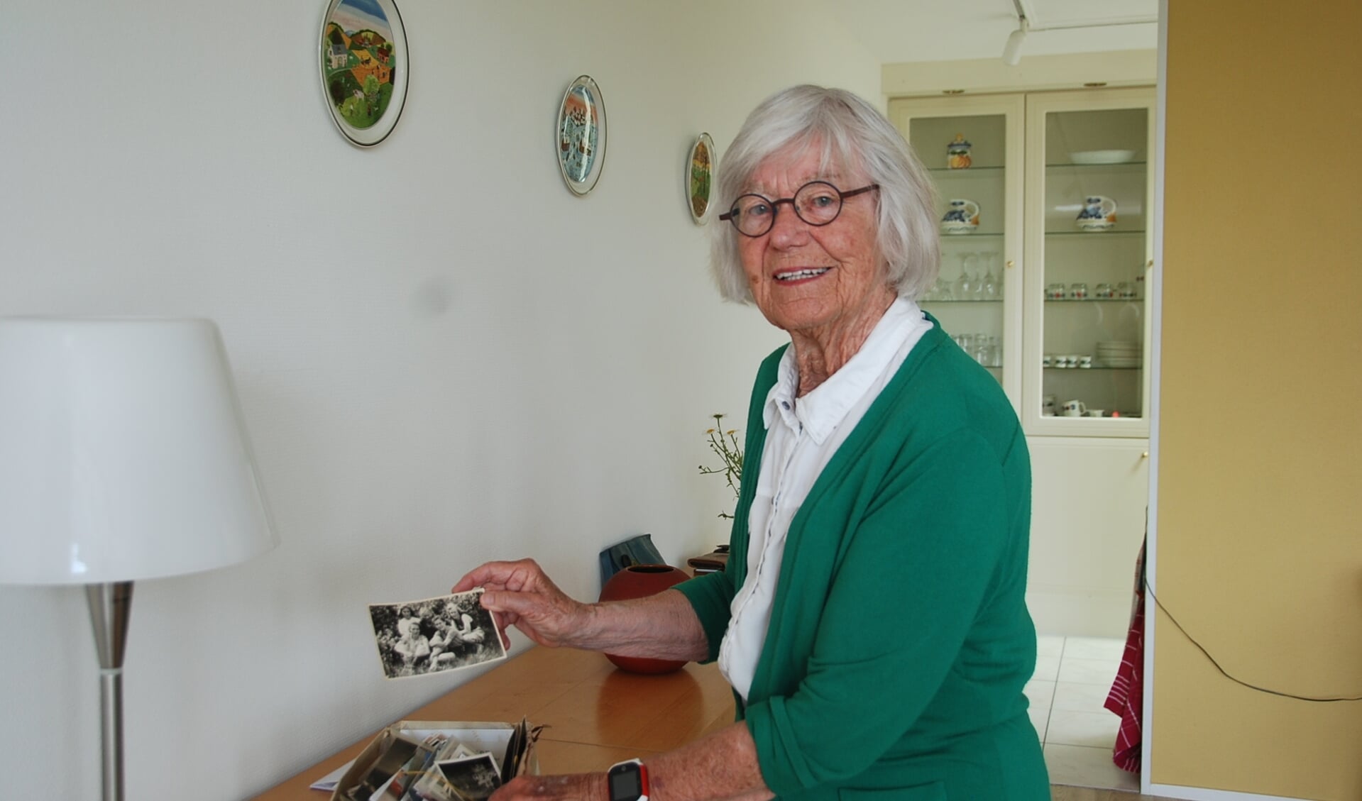 Ineke zoekt in een doos met oude foto's naar foto's van hen samen. Met Henny kijkt ze ook regelmatig naar foto's van vroeger.