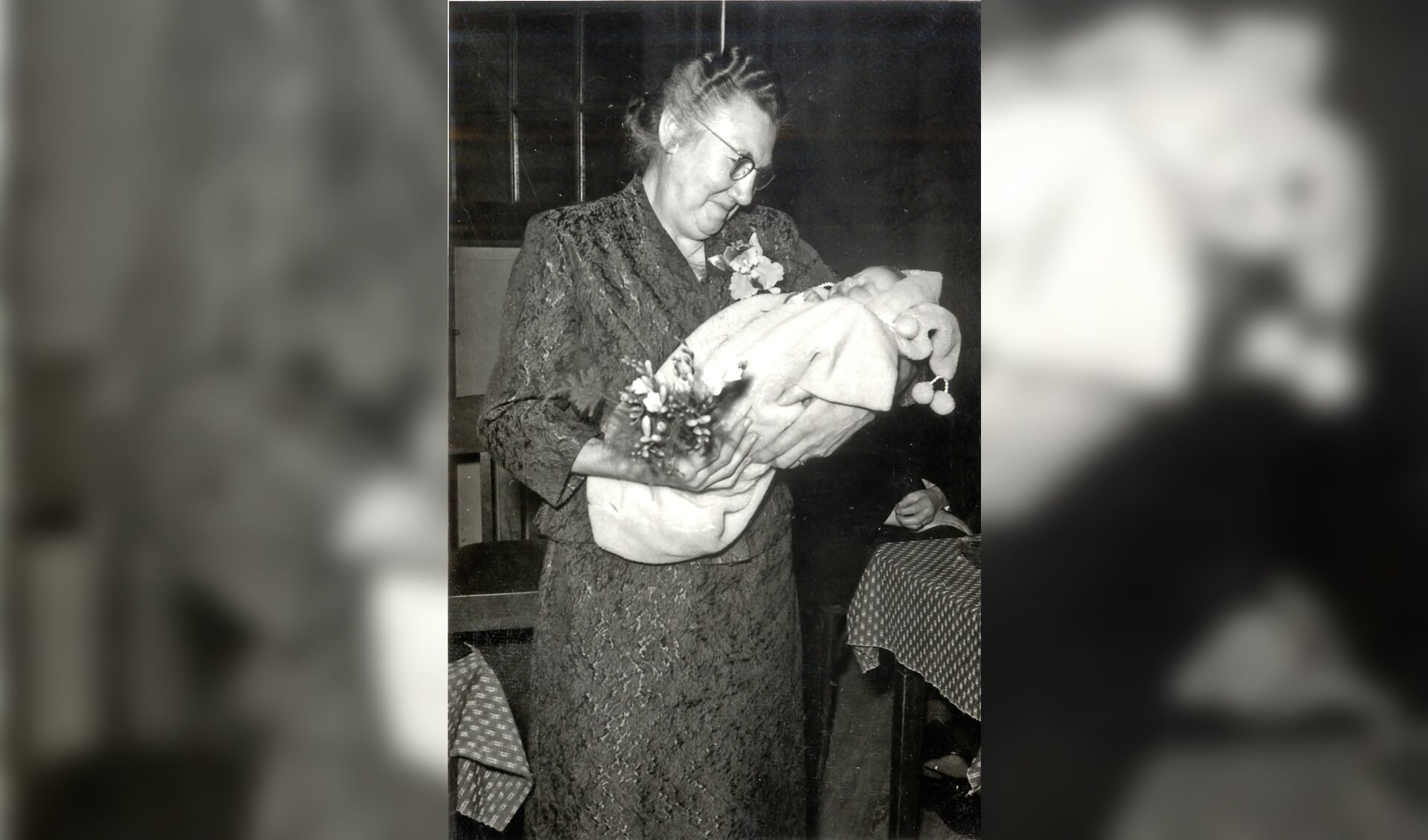 Zuster Gerritdina Hermina Staman bij de door haar laatste baby die ze verzorgd had.