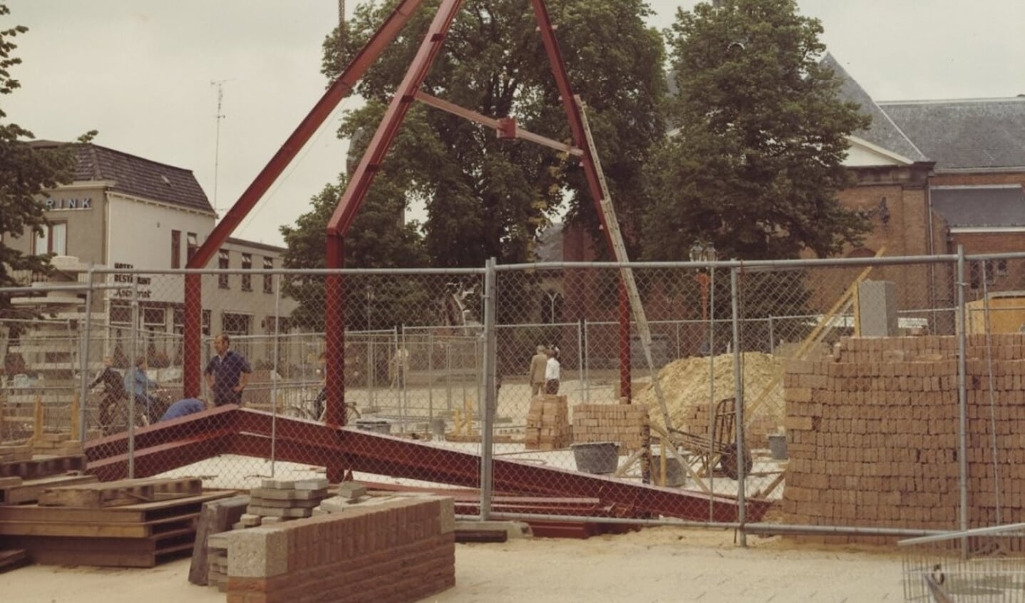 De stalen spanten worden in 1983 neergezet voor de bouw van de eettent van familie Smalbrugge. 