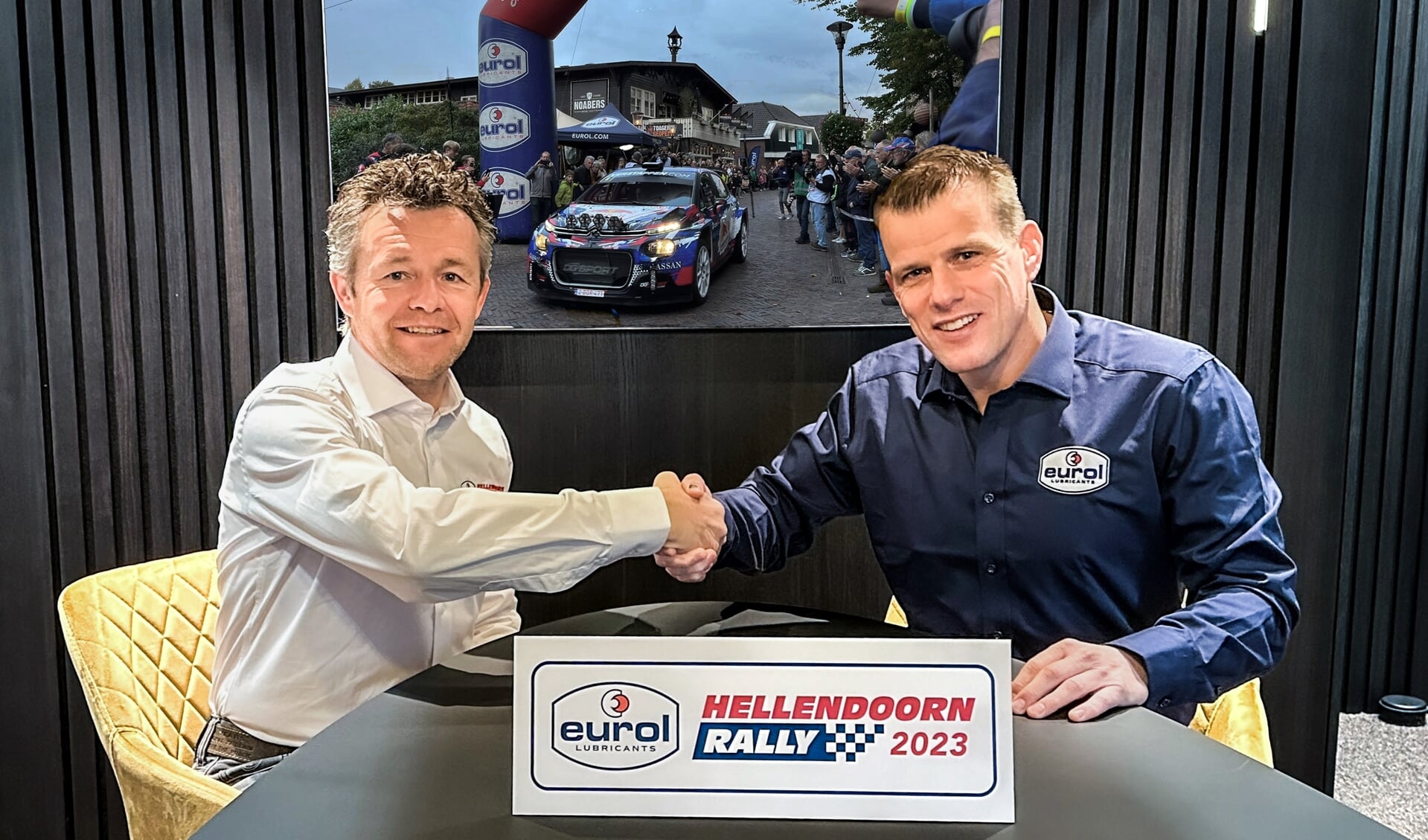 Erik Wevers, de nieuwe voorzitter van de Stichting Hellendoorn Rally en Dennis Marsman, Marketing Manager van Eurol, ondertekenden onlangs de samenwerkingsovereenkomst.