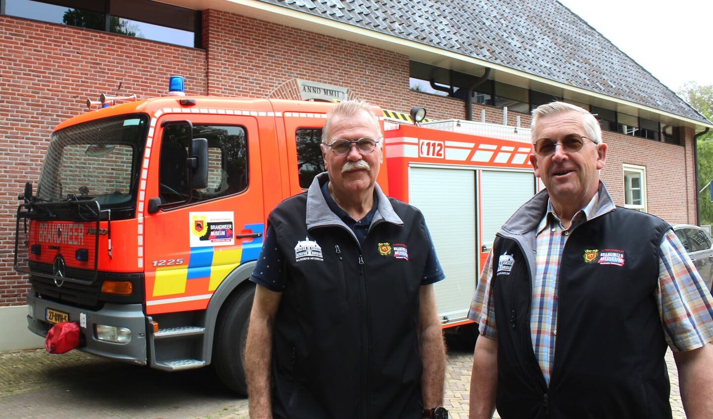 Jan Willem Schippers en Henk Brinks voor de nieuwste aanwinst van het Brandweer Museum