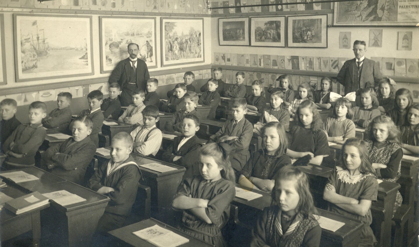 Een nog jonge W. G. van de Hulst in een grote schoolklas. 