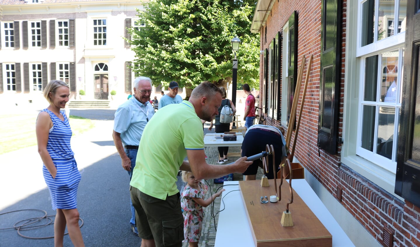 Veel activiteiten op het voorterrein van kasteel de Oosterhof die gratis toegankelijk zijn. Ook de voorleessessies in het Koetshuis zijn gratis. 