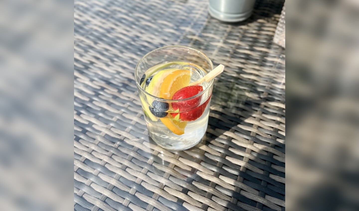 Elk glaasje water wordt opgemaakt als een mocktail met bijpassend ijs en fruit