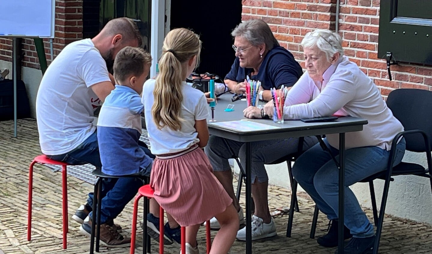 De kinderen konden met aanwijzingen van de museumvrijwilligers zelf houten sleutelhangers maken. 