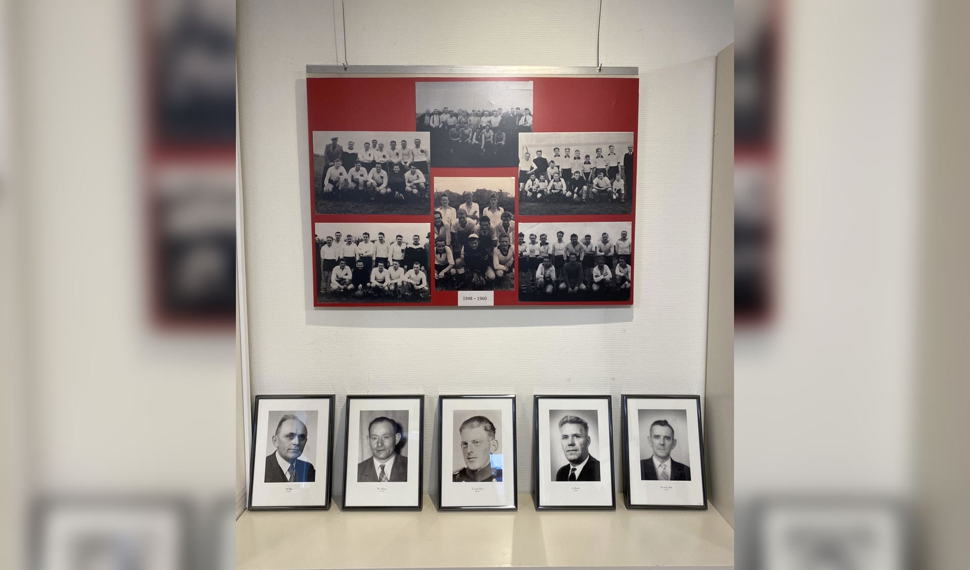 Op de expositie zijn meerdere tijdstableaus te zien over de geschiedenis van SVZW, deze is van 1948 tot 1960. Ze laat de reeks voorzitters zien in die jaren en fotomateriaal van het spel voetbal op de Wierdense velden.