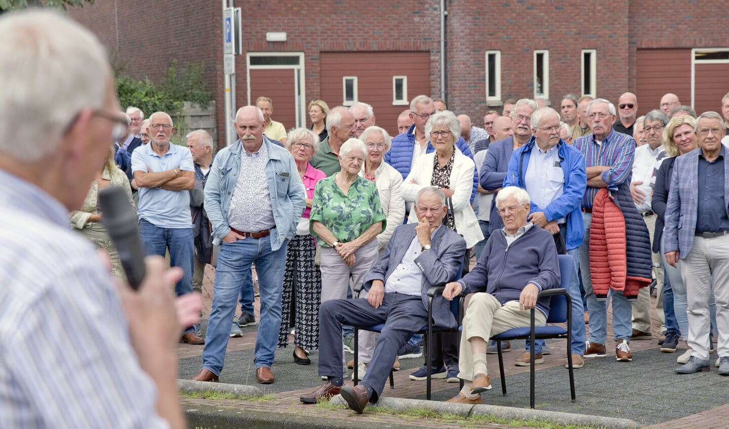 Harry Middeljans spreekt de aanwezigen toe.