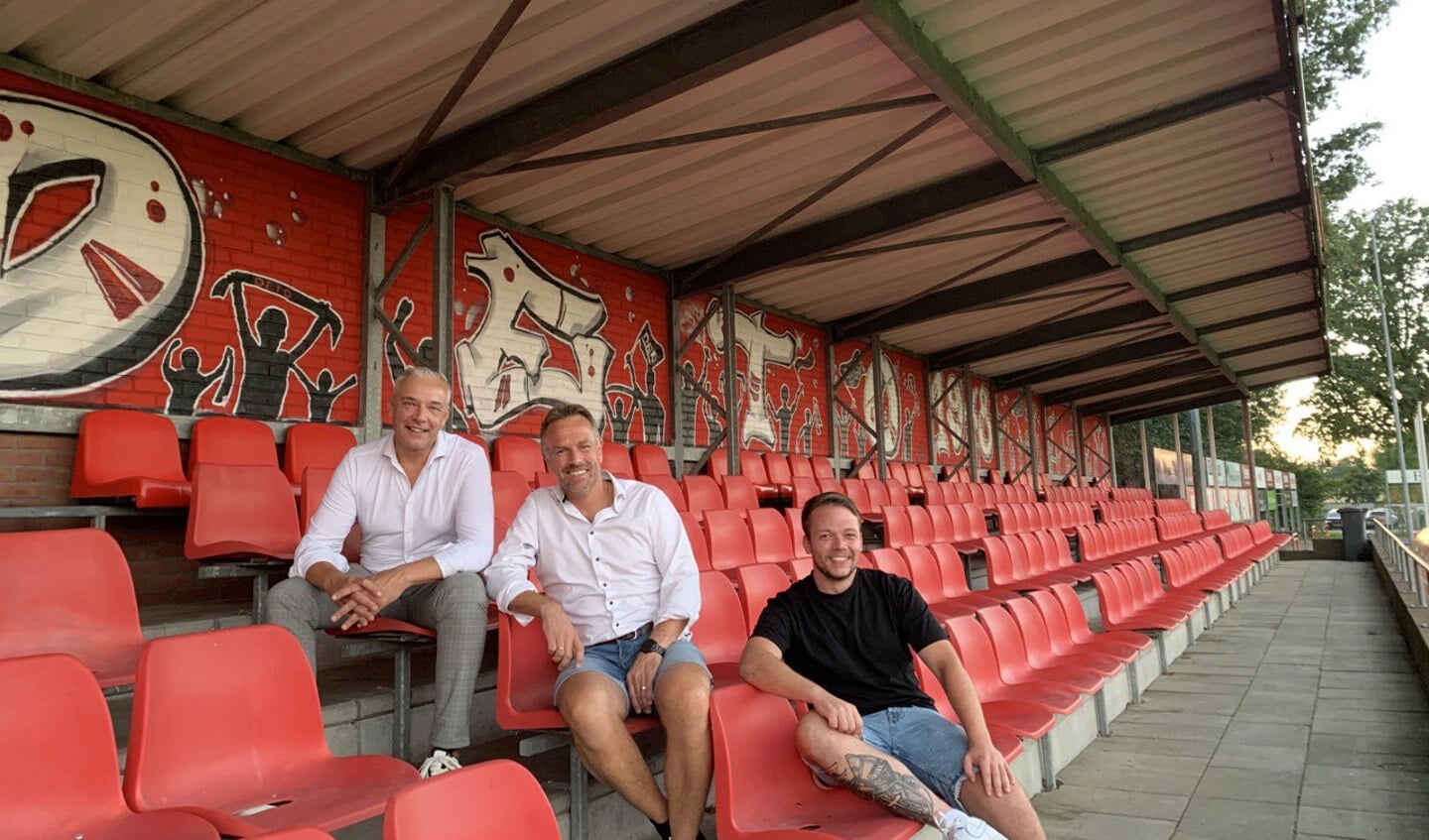 Harald Rohof (voorzitter supportersvereniging), Derby Krommendijk (voorzitter DETO) en Ted Duursma (skik.an) voor het graffiti-kunstwerk.