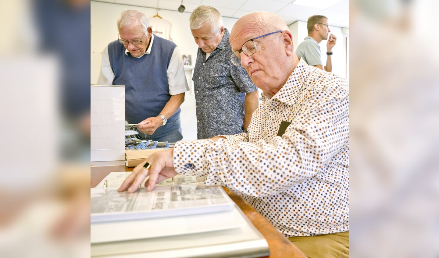 Fotoboeken en krantenknipsels werden meteen aandacht bestudeerd.