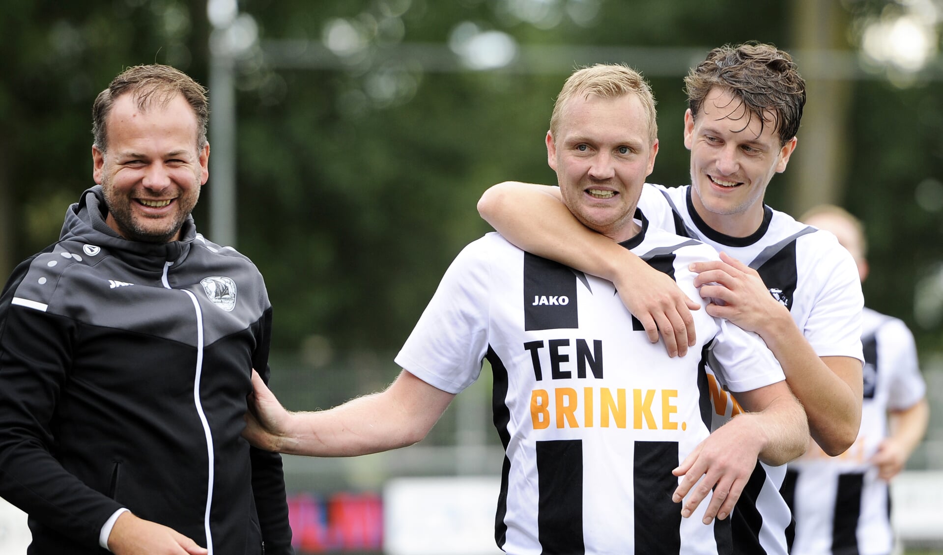 Wout Velten (viert zijn tweede doelpunt met trainer Niek Woesthuis en medespeler Jorn Nijkamp)