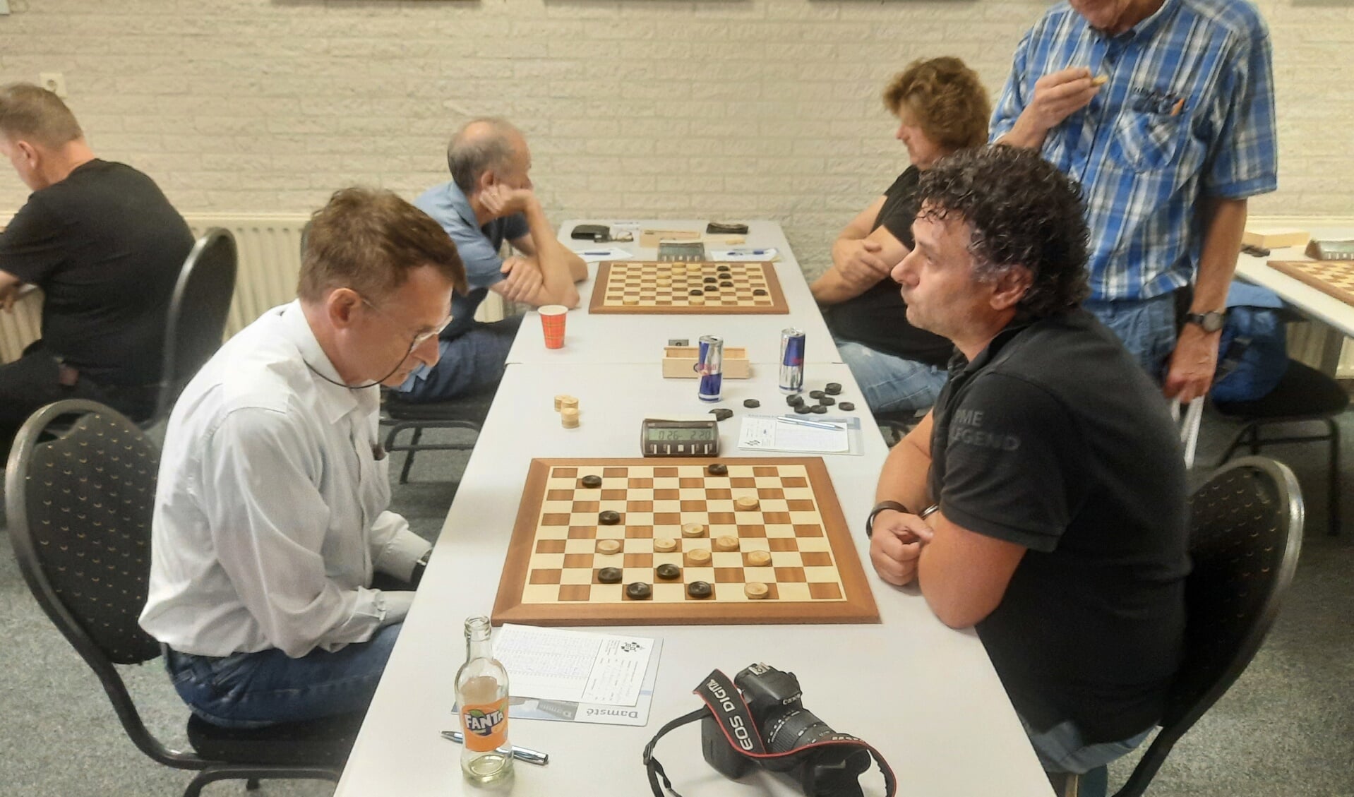 Matchwinner Herman Hilberink (rechts) in actie tegen Frits Luteijn.