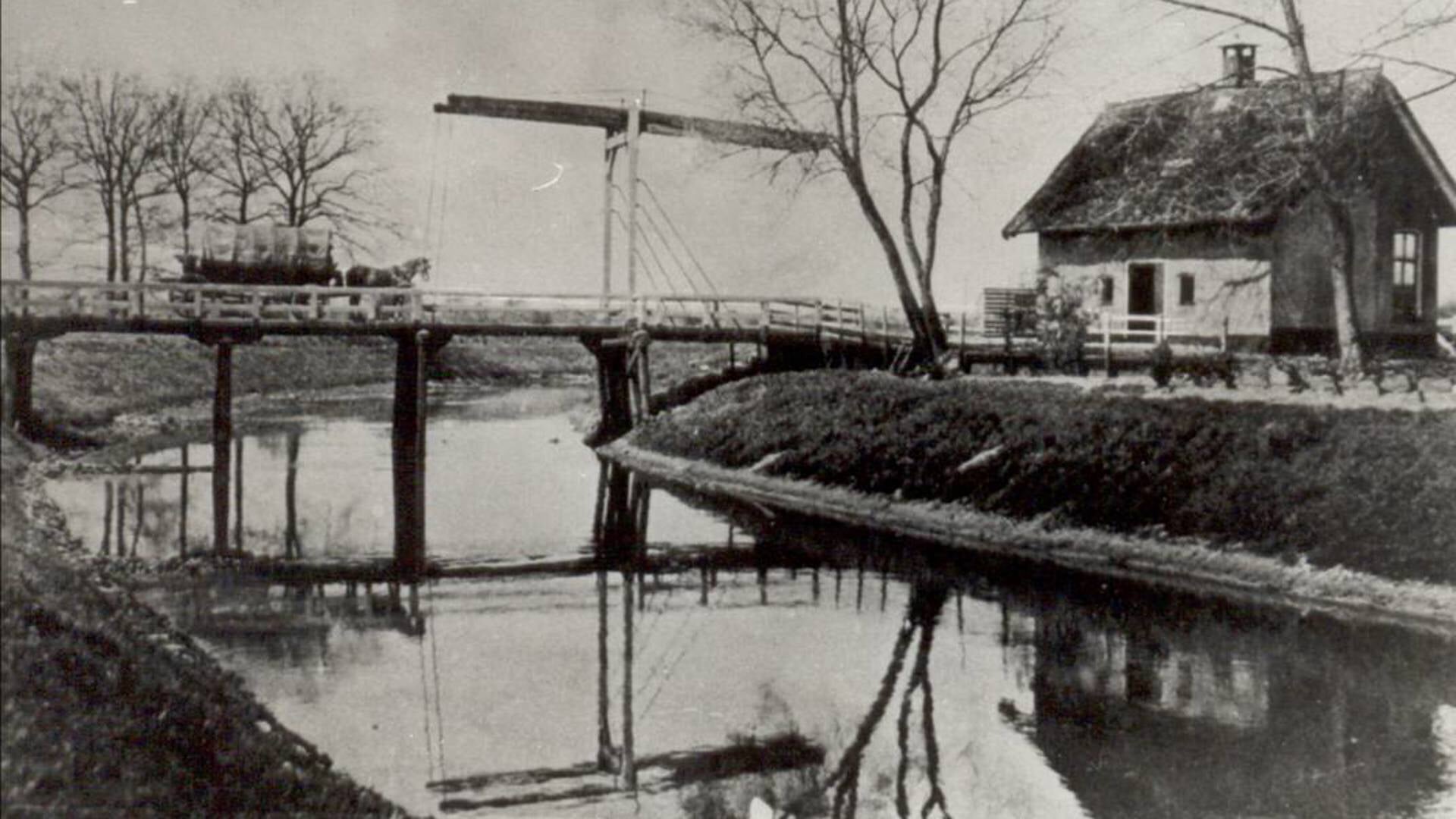 Het tolhuis begin vorige eeuw. De brug was recht over het water gesitueerd met de slagboom aan de brug.