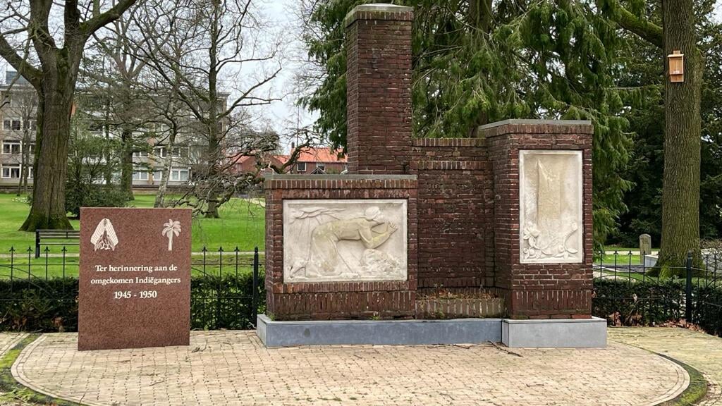Het oorlogsmonument aan de Lentfersweg krijgt een grote opknapbeurt. Links het monument voor de omgekomen Rijssense Indiëgangers. 