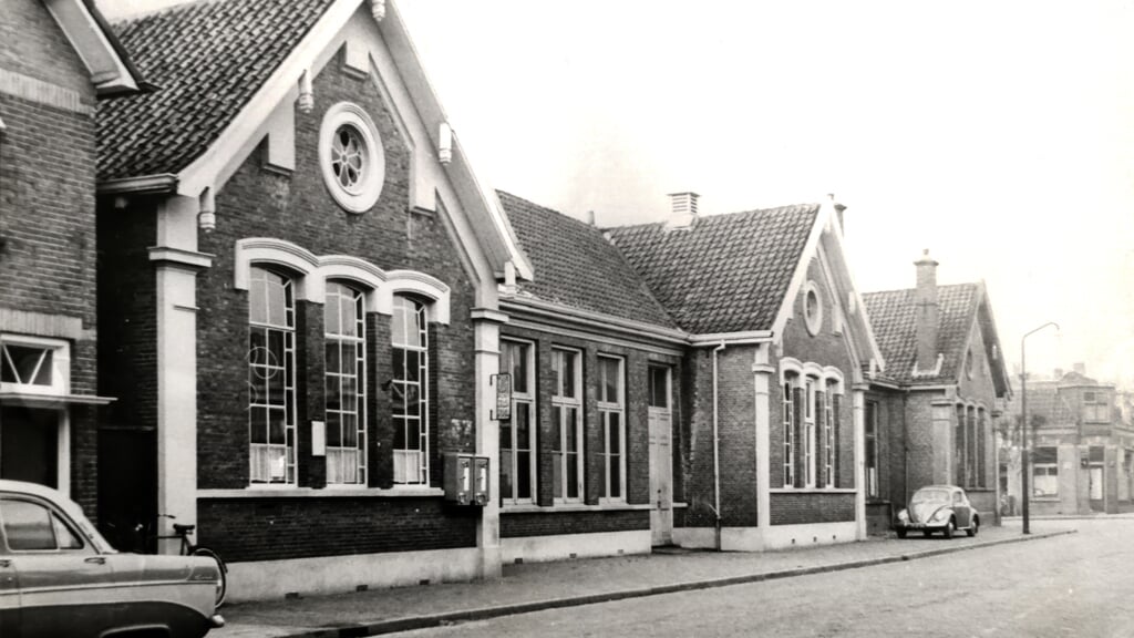 De Openbare school aan de Stationsstraat die in 1873 werd gebouwd.